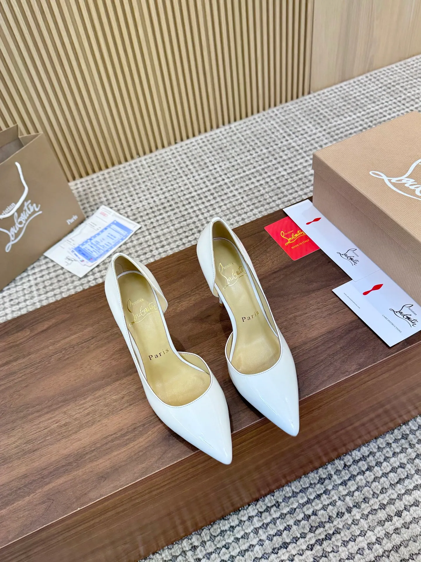 💕💕Factory direct selling price p440💕💕 Genuine leather sole +40 shipped all year round💝Christian Louboutin CL👠 "Imported cow patent leather💎Side hollow series" noble and luxurious, real blingbling👟👟 real materials, all customized by the pattern maker, and the materials are made of original customized materials to achieve the taste of the original 5 color options💍 Upper: Imported 👉cow patent leather💪 Lining: Sheepskin foot pad/lining Size: 34-40.41.42 Heel height: two options: 10.5cm and 8.5cm